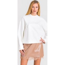 BLUZA Emporio Armani. Bluzy damskie Emporio Armani, z haftami, z materiału, bez rękawów, bez kaptura. Za 491,40 zł.