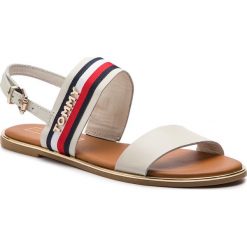 Sandały TOMMY HILFIGER - Flat Sandal Corporate Ribbon FW0FW04049 Whisper White 121. Białe klapki damskie TOMMY HILFIGER, bez wzorów, ze skóry, bez obcasa, na obcasie. W wyprzedaży za 279,00 zł.