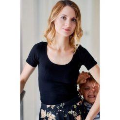 Bluzka Urania czarna z krótkim rękawem XXS czarny. Czarne bluzki damskie marki Marie Zélie, s, w paski, z elastanu, bez kołnierzyka, z krótkim rękawem. W wyprzedaży za 69,60 zł.