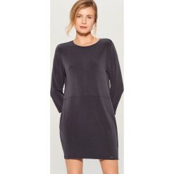 Sukienka oversize z kieszeniami - Szary. Szare sukienki damskie Mohito, xl, bez wzorów, bez kołnierzyka, bez rękawów, oversize. W wyprzedaży za 39,99 zł.
