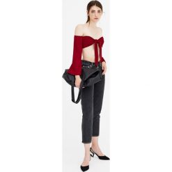 Krótki top z węzłem z przodu i rozszerzanym rękawem. Czerwone koszulki damskie marki Pull&Bear, bez wzorów, bez kołnierzyka, z krótkim rękawem. Za 41,90 zł.