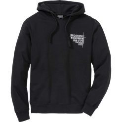 Bluza z kapturem Slim Fit bonprix czarny. Czarne bluzy męskie bonprix, m, z nadrukiem, z kapturem, bez rękawów, z kapturem. Za 37,99 zł.