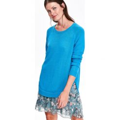 SWETER DAMSKI W MODNYM FASONIE. Niebieskie swetry oversize damskie marki Top Secret, na zimę, z dzianiny. W wyprzedaży za 59,99 zł.