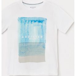 Bawełniany t-shirt z nadrukiem - Biały. Białe t-shirty damskie Reserved, z nadrukiem, z bawełny, bez kołnierzyka. W wyprzedaży za 9,99 zł.