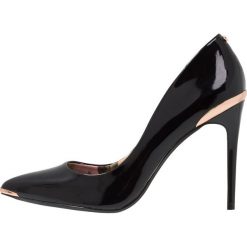 Ted Baker KAAWA Szpilki black. Czarne czółenka damskie na sylwestra Ted Baker, bez wzorów, ze skóry, bez obcasa, na szpilce, bez zapięcia. Za 719,00 zł.