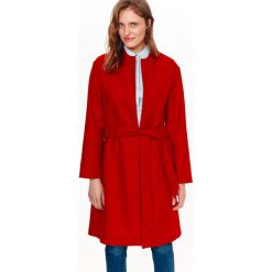 PŁASZCZ DAMSKI W MODNYM KOLORZE, WIĄZANY W PASIE. Czerwone płaszcze damskie marki Top Secret, na lato, z tkaniny, eleganckie. W wyprzedaży za 119,99 zł.