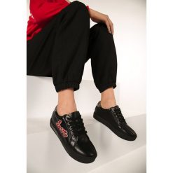 Czarne Buty Sportowe In Love. Czarne buty sportowe damskie Born2be, bez wzorów, sportowe. W wyprzedaży za 24,99 zł.