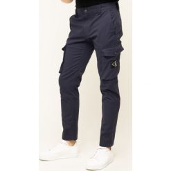 Spodnie materiałowe Calvin Klein Jeans J30J314147. Zielone jeansy męskie Calvin Klein Jeans, m, bez wzorów, z elastanu. W wyprzedaży za 339,00 zł.