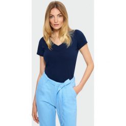 Top z ozdobnym dekoltem. Szare bluzki damskie Greenpoint, bez wzorów, z elastanu, bez kołnierzyka, bez rękawów. Za 24,99 zł.