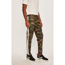 Ellesse - Spodnie. Zielone spodnie męskie Ellesse, na co dzień, s, bez wzorów, z elastanu. W wyprzedaży za 159,90 zł.