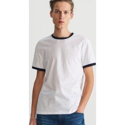 T-shirt ze ściągaczami - Biały. Białe t-shirty męskie marki Reserved, s, bez wzorów, bez kołnierzyka. Za 29,99 zł.