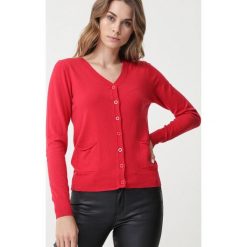 Czerwony Sweter Jonesboro. Czerwone swetry damskie Born2be, s, bez wzorów, klasyczne, bez rękawów, długie, bez kaptura. Za 109,99 zł.