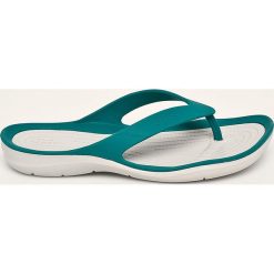 Crocs - Japonki. Niebieskie klapki damskie Crocs, bez wzorów, z gumy, bez obcasa, na obcasie. W wyprzedaży za 89,90 zł.