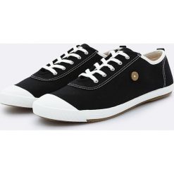 Sneakersy w kolorze czarnym. Czarne trampki męskie Faguo, z okrągłym noskiem, na sznurówki. W wyprzedaży za 107,95 zł.