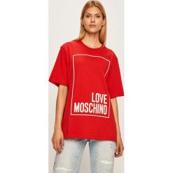 Love Moschino - T-shirt. Czerwone bluzki damskie Love Moschino, m, z aplikacjami, z bawełny, casualowe, z okrągłym kołnierzem, z krótkim rękawem. W wyprzedaży za 339,90 zł.