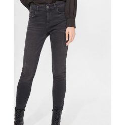 Jeansy slim fit z przetarciami - Szary. Szare jeansy damskie Mohito, bez wzorów, z jeansu. Za 109,99 zł.