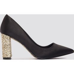 Czółenka: NA-KD Shoes Czółenka z błyszczącej satyny – Black,Multicolor,Gold
