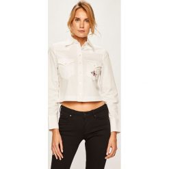 Calvin Klein Jeans - Koszula. Białe bluzki damskie Calvin Klein Jeans, na co dzień, s, bez wzorów, z bawełny, casualowe, bez kołnierzyka, z długim rękawem. W wyprzedaży za 299,90 zł.