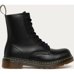 Answear Lab - Workery skórzane McKey. Czarne workery damskie Answear Lab, ze skóry, z okrągłym noskiem, bez obcasa, na obcasie, na sznurówki. Za 269,90 zł.
