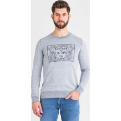 SWETER Joop! Jeans. Szare swetry męskie JOOP! Jeans, m, z aplikacjami, z bawełny, z okrągłym kołnierzem, bez kaptura. Za 549,00 zł.