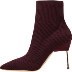 Kurt Geiger BARBICAN Botki na obcasie wine. Czerwone botki damskie na obcasie marki Kurt Geiger, z materiału, klasyczne. Za 969,00 zł.