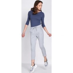 Jasnoszare Spodnie Dresowe Walk Free. Szare spodnie dresowe damskie Born2be, s, z dresówki. Za 34,99 zł.
