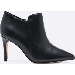 Clarks - Botki. Czarne botki damskie na obcasie marki Clarks, z materiału. W wyprzedaży za 239,90 zł.