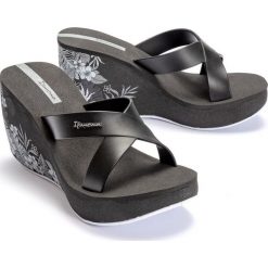 IPANEMA 82534 LIPSTICK STRAPS V FEM black, klapki damskie. Czarne koturny damskie Ipanema, bez obcasa, na koturnie, bez zapięcia. W wyprzedaży za 116,90 zł.