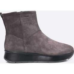 Geox - Botki. Szare buty zimowe damskie Geox, z materiału, z okrągłym noskiem, na obcasie. W wyprzedaży za 329,90 zł.