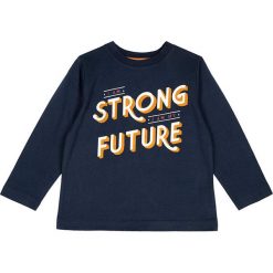 Koszulka w kolorze granatowym. Niebieskie t-shirty chłopięce z nadrukiem marki Chicco, z bawełny, z długim rękawem. W wyprzedaży za 49,95 zł.