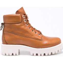 Steve Madden - Botki Boss. Szare buty zimowe damskie marki Steve Madden, z gumy, z okrągłym noskiem, na sznurówki. W wyprzedaży za 269,90 zł.