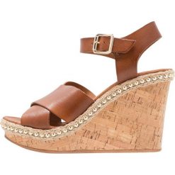 Dune London KARENA Sandały na obcasie tan. Pomarańczowe sandały damskie marki Dune London, bez wzorów, ze skóry ekologicznej, bez obcasa, na obcasie, bez zapięcia. Za 439,00 zł.