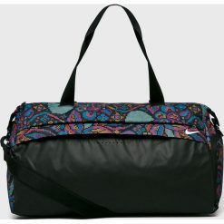 Nike - Torba. Czarne torebki damskie sportowe Nike, w paski, z poliesteru, sportowe, na ramię, bez dodatków. W wyprzedaży za 159,90 zł.