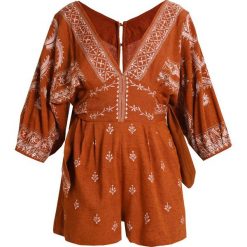 Free People AZALIA ROMPER Kombinezon chocolate. Pomarańczowe kombinezony damskie marki Free People, bez wzorów, z bawełny, bez kołnierzyka, bez rękawów. Za 619,00 zł.
