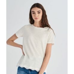 T-shirt z koronką - Kremowy. Białe t-shirty damskie marki Sinsay, s, w koronkowe wzory, z koronki, bez kołnierzyka. Za 24,99 zł.