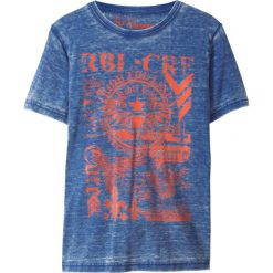 T-shirt bonprix niebieski z nadrukiem. Niebieskie koszule chłopięce bonprix, z nadrukiem, bez kołnierzyka, bez rękawów. Za 37,99 zł.