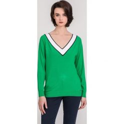 Sweter z lamówką przy dekolcie. Zielone swetry damskie Monnari, s, bez wzorów, z długim rękawem, długie, bez kaptura. W wyprzedaży za 71,60 zł.