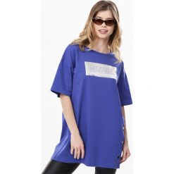 Granatowa Tunika Flounce. Niebieskie tuniki damskie Born2be, s, z nadrukiem, z dzianiny, z okrągłym kołnierzem, z krótkim rękawem. Za 39,99 zł.