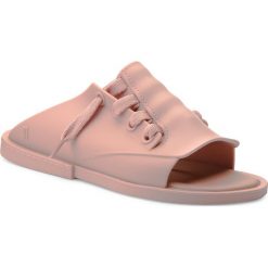 Klapki MELISSA - Ulitsa Ad 32237 Old Rose 16332. Różowe klapki damskie Melissa, bez wzorów, z tworzywa sztucznego, bez obcasa. W wyprzedaży za 209,00 zł.