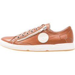 Pataugas JESTER Sneakersy niskie caramel. Brązowe trampki i tenisówki damskie marki Pataugas, bez wzorów, ze skóry, bez zapięcia. W wyprzedaży za 382,85 zł.