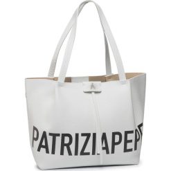 Torebka PATRIZIA PEPE - 2V8895/A6P6-FA04 White/Black. Białe torebki klasyczne damskie Patrizia Pepe, bez wzorów, ze skóry, klasyczne, bez dodatków. W wyprzedaży za 629,00 zł.