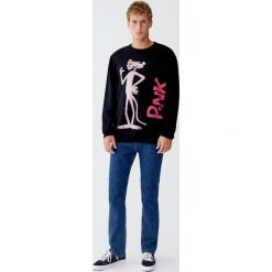 Sweter z Różową Panterą. Czarne swetry klasyczne męskie marki Pull&Bear, m, z motywem zwierzęcym. Za 109,00 zł.