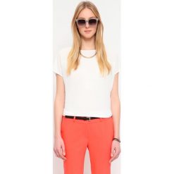 T-SHIRT KRÓTKI RĘKAW DAMSKI Z NADRUKIEM. Szare t-shirty damskie marki Top Secret, eleganckie, z chokerem. Za 39,99 zł.