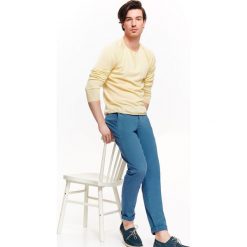 Spodnie męskie o kroju slim z paskiem. Niebieskie spodnie męskie na lato, s, z bawełny, eleganckie. W wyprzedaży za 49,99 zł.