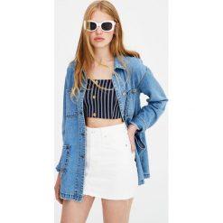 Biała minispódniczka jeansowa. Białe spódniczki jeansowe marki Pull&Bear. Za 79,90 zł.