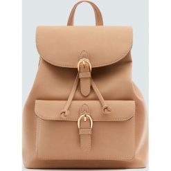 Plecak ze sprzączkami w kolorze nude. Różowe plecaki damskie Pull&Bear, bez wzorów. Za 89,90 zł.