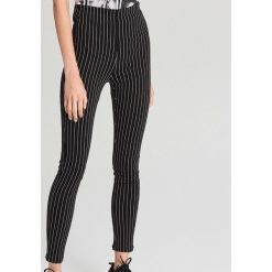 Jegginsy - Czarny. Czarne jeansy damskie Cropp, bez wzorów, z jeansu. Za 59,99 zł.