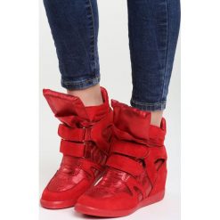 Czerwone Sneakersy Want You Tonight. Czerwone koturny damskie Born2be, z okrągłym noskiem, bez obcasa, na koturnie, bez zapięcia. Za 109,99 zł.