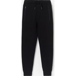 Joggery z dzianiny strukturalnej - Czarny. Czarne spodnie męskie Reserved, bez wzorów, z dzianiny. Za 59,99 zł.