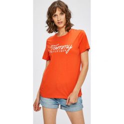 Tommy Hilfiger - Top. Szare topy damskie marki TOMMY HILFIGER, l, z nadrukiem, z bawełny, z okrągłym kołnierzem. W wyprzedaży za 99,90 zł.